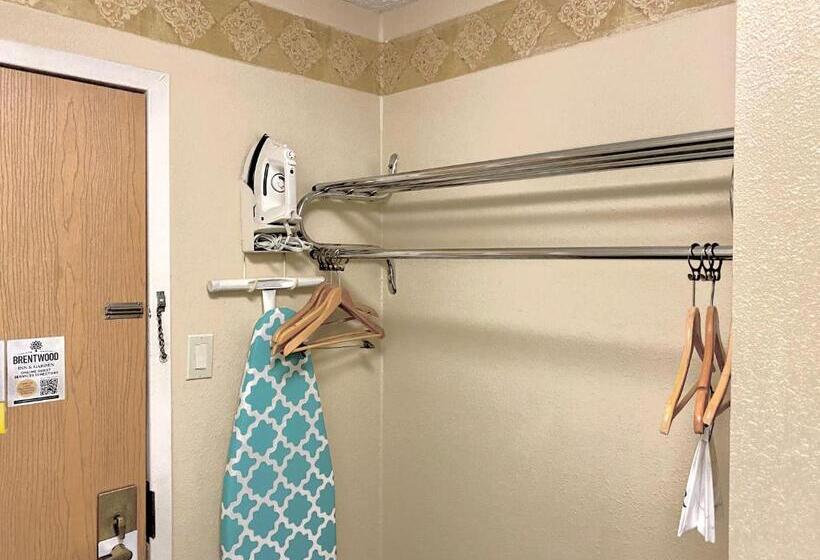 هتل Brentwood Inn & Garden