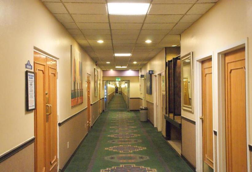 هتل Brentwood Inn & Garden