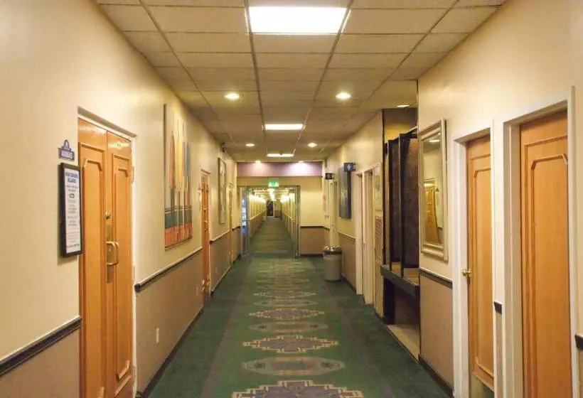 هتل Brentwood Inn & Garden