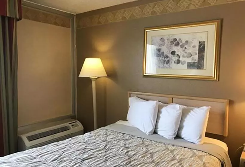 هتل Brentwood Inn & Garden