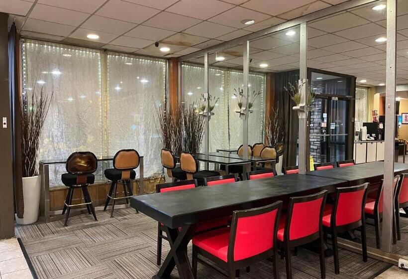 هتل Brentwood Inn & Garden