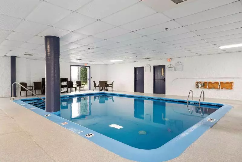 ホテル Charlevoix Inn & Suites Surestay Collection By Best Western