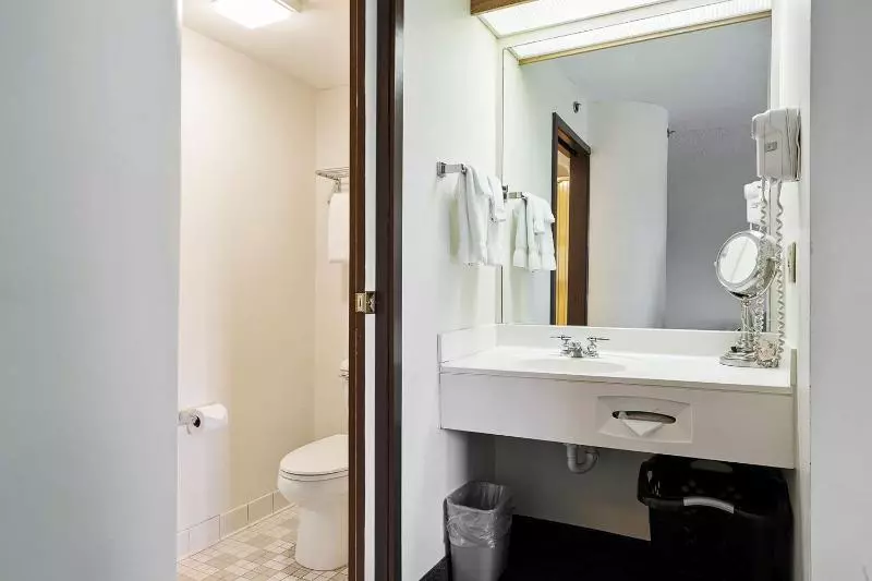 ホテル Charlevoix Inn & Suites Surestay Collection By Best Western