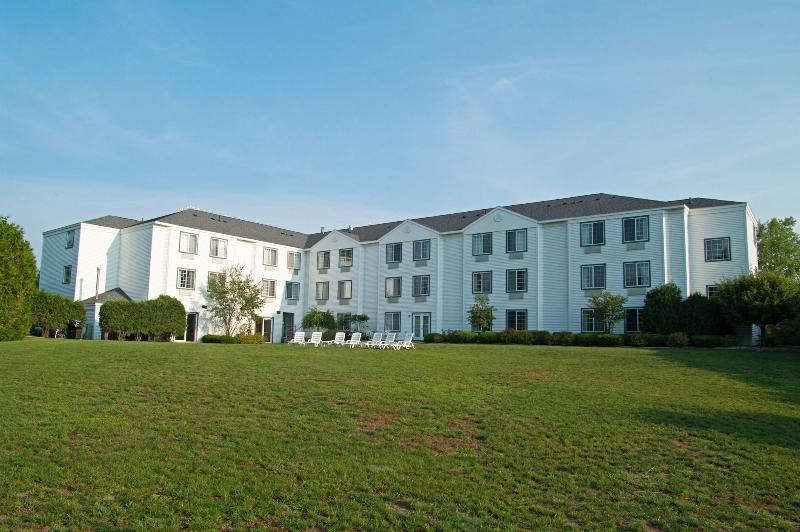 فندق Charlevoix Inn & Suites Surestay Collection By Best Western