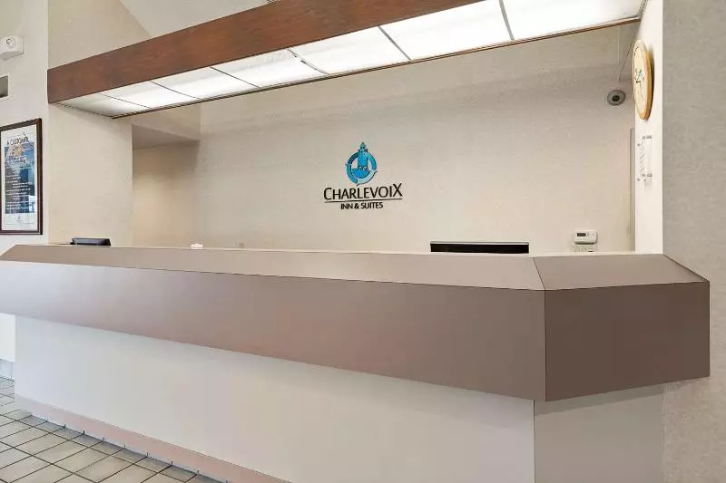 ホテル Charlevoix Inn & Suites Surestay Collection By Best Western