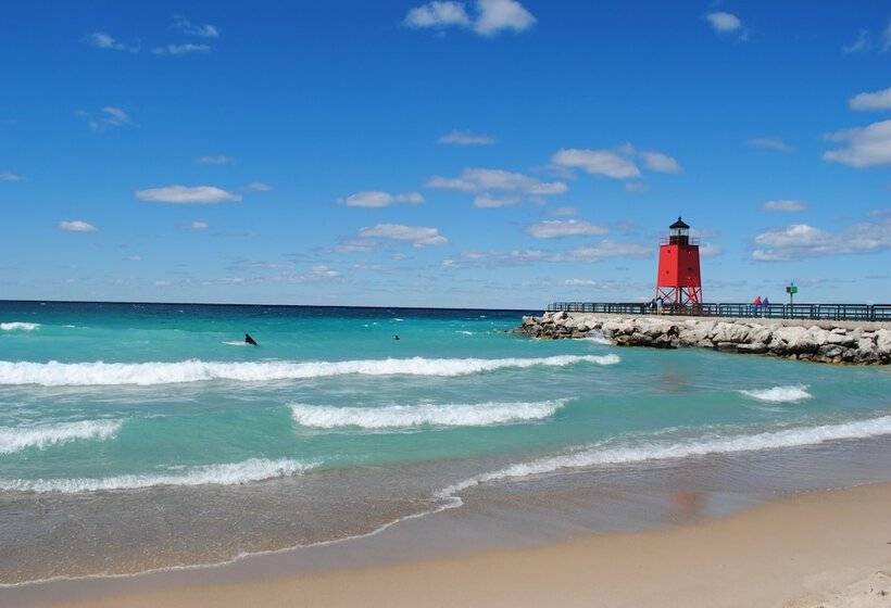 فندق Charlevoix Inn & Suites Surestay Collection By Best Western