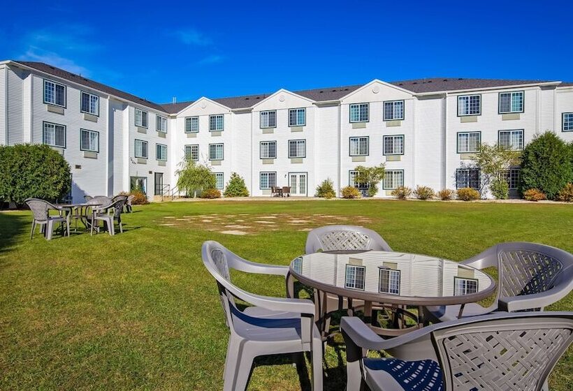 فندق Charlevoix Inn & Suites Surestay Collection By Best Western