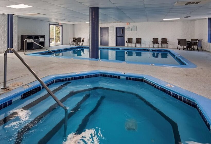 فندق Charlevoix Inn & Suites Surestay Collection By Best Western