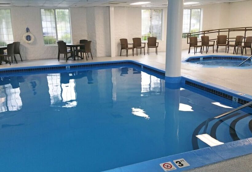 فندق Charlevoix Inn & Suites Surestay Collection By Best Western