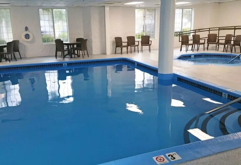 ホテル Charlevoix Inn & Suites Surestay Collection By Best Western