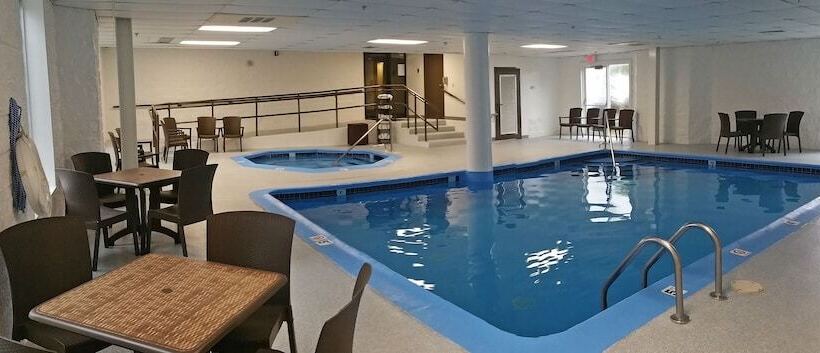 فندق Charlevoix Inn & Suites Surestay Collection By Best Western