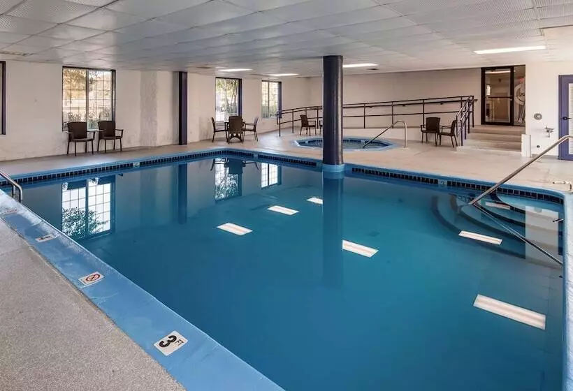 ホテル Charlevoix Inn & Suites Surestay Collection By Best Western