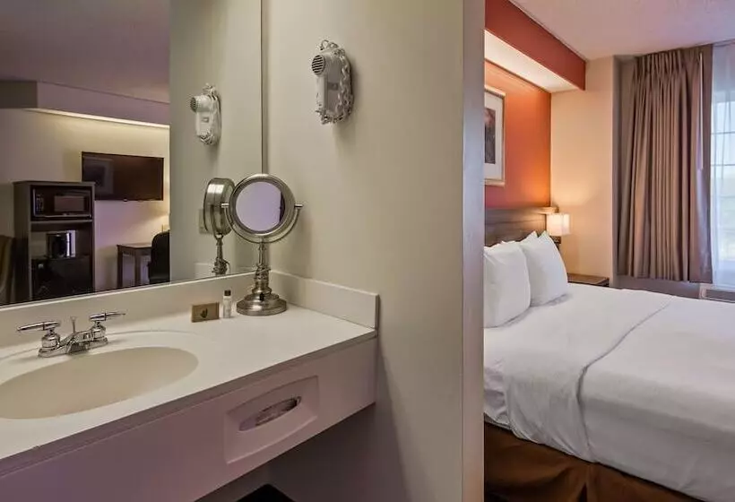 ホテル Charlevoix Inn & Suites Surestay Collection By Best Western