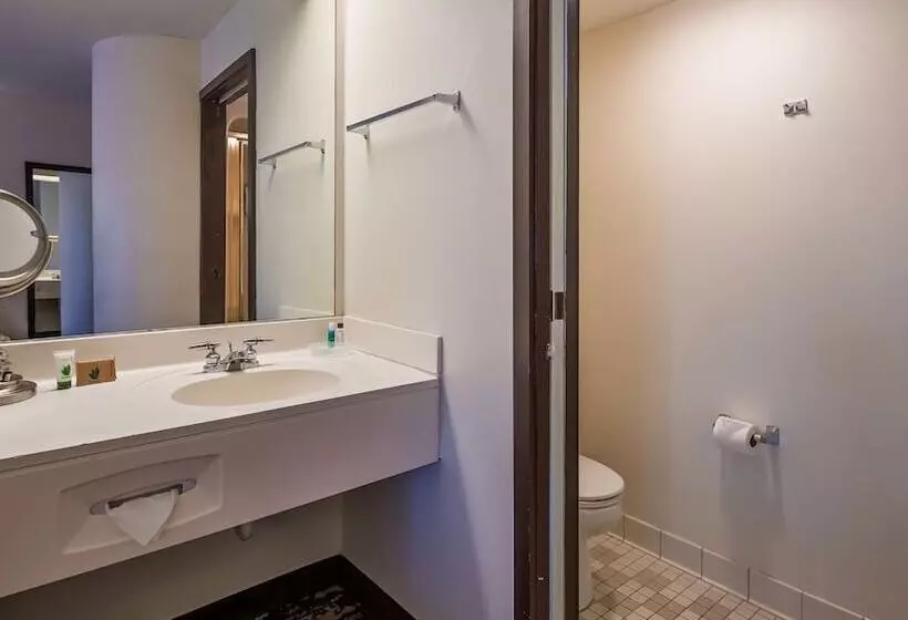 ホテル Charlevoix Inn & Suites Surestay Collection By Best Western