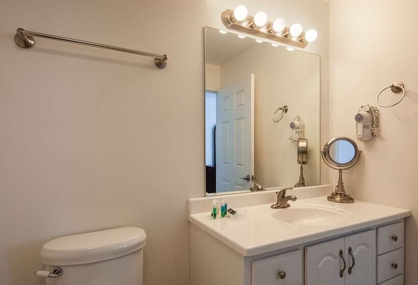 فندق Charlevoix Inn & Suites Surestay Collection By Best Western