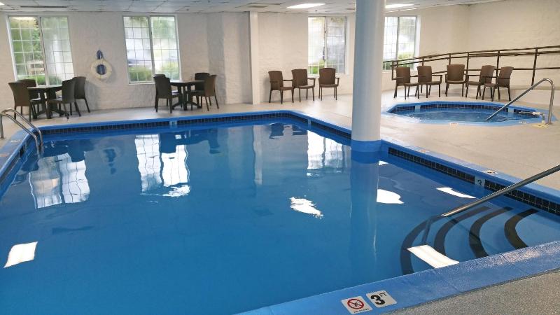 فندق Charlevoix Inn & Suites Surestay Collection By Best Western