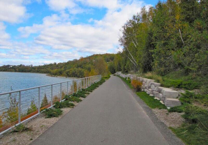 فندق Charlevoix Inn & Suites Surestay Collection By Best Western