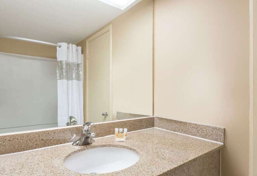 בית מלון כפרי Days Inn By Wyndham Dumfries Quantico