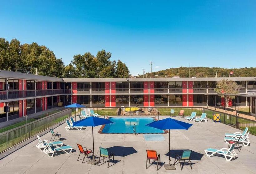 Отель Econo Lodge