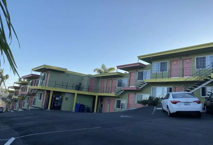 בית מלון כפרי Fireside Inn By The Beach Boardwalk & Bowling