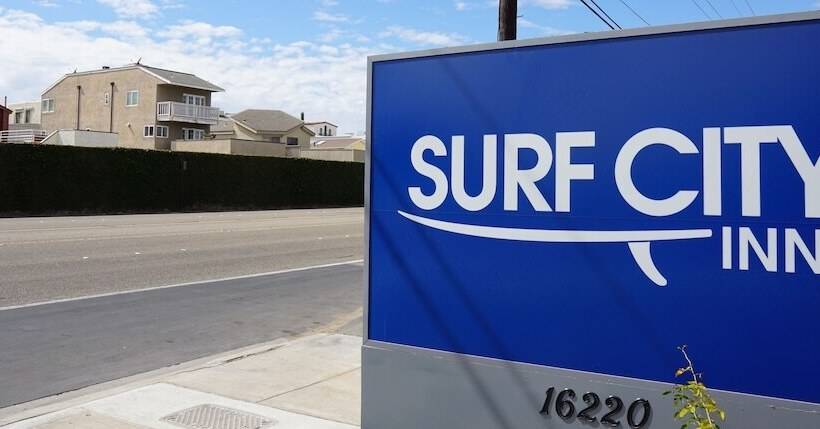 בית מלון כפרי Surf City Inn