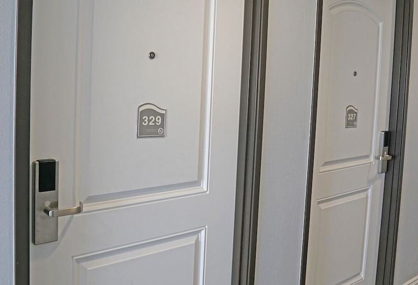 בית מלון כפרי Surf City Inn