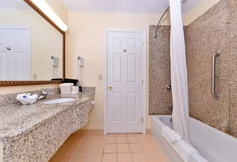 Отель Tower Inn And Suites Of Guilford / Madison