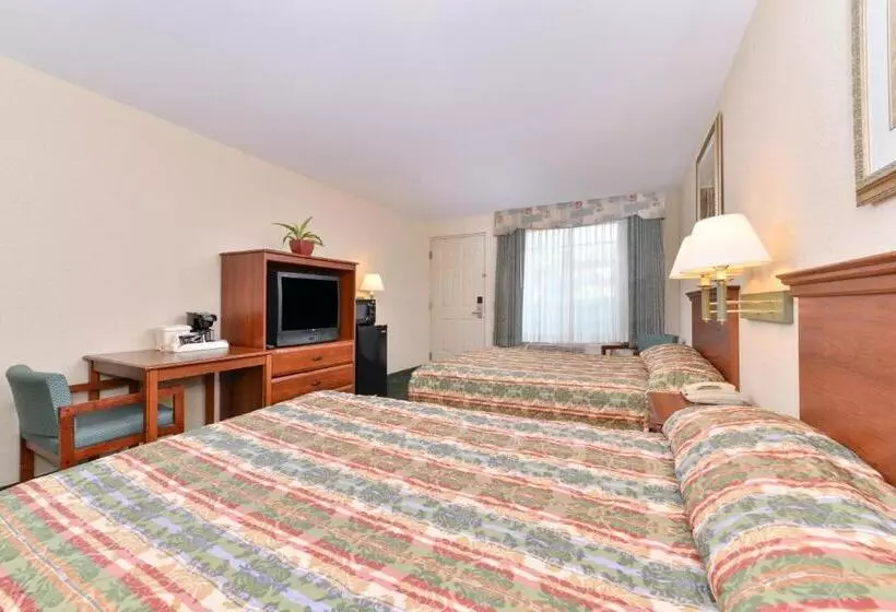 Отель Tower Inn And Suites Of Guilford / Madison