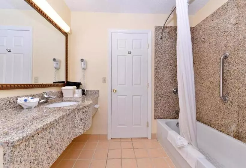 Отель Tower Inn And Suites Of Guilford / Madison