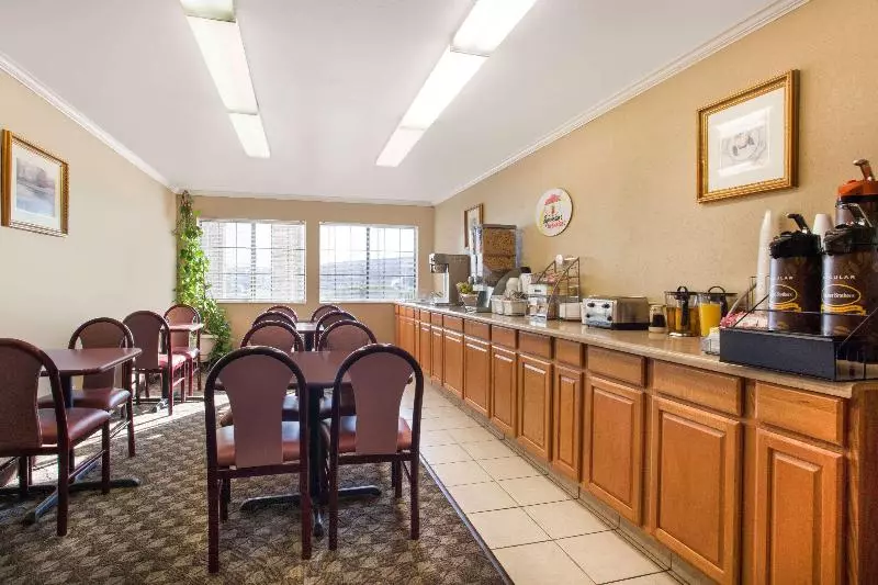 فندق على الطريق Super 8 By Wyndham Defiance