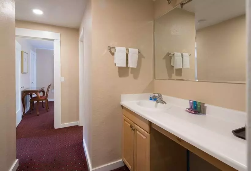 Motelli Butterfly Grove Inn