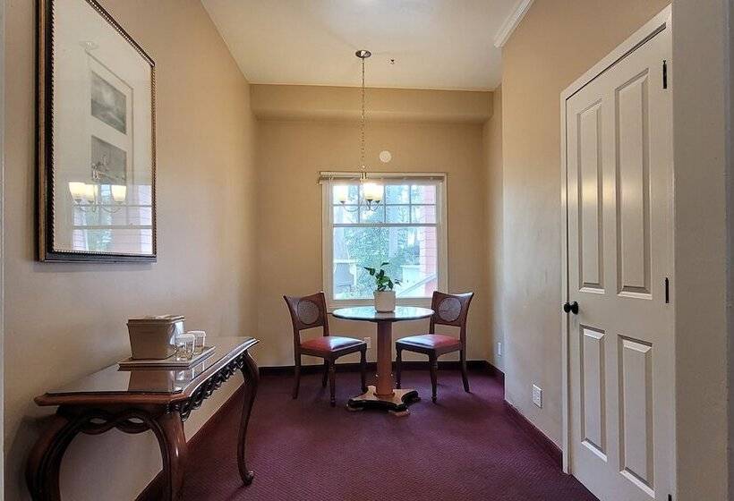 مُتل Butterfly Grove Inn