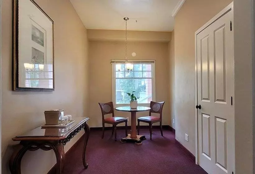 Motelli Butterfly Grove Inn