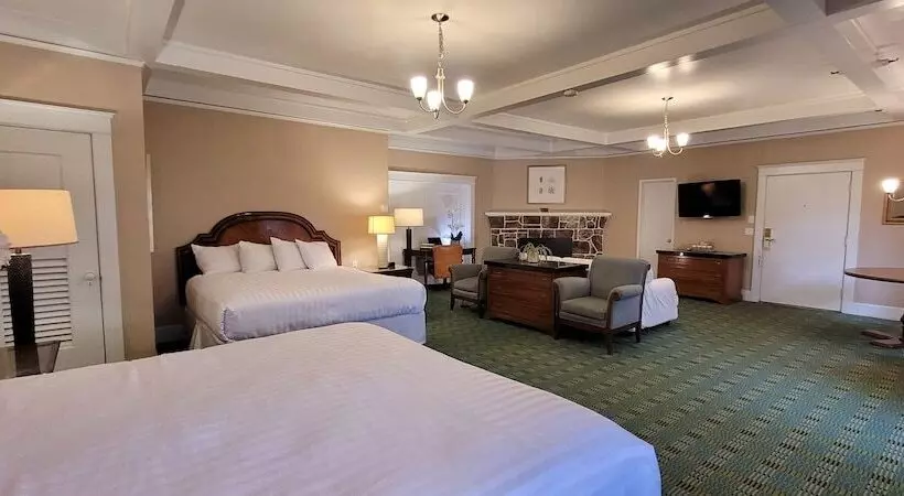 Motelli Butterfly Grove Inn