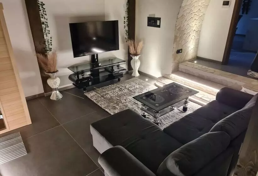 1 Bed Cottage With Indoor Hot Tub And Sauna