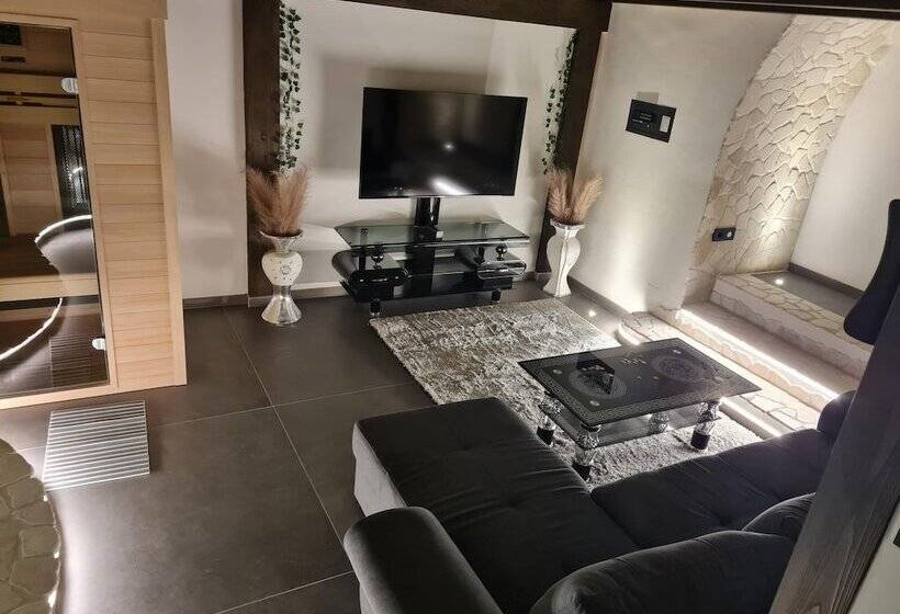 1 Bed Cottage With Indoor Hot Tub And Sauna