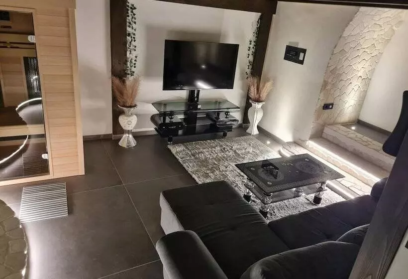 1 Bed Cottage With Indoor Hot Tub And Sauna