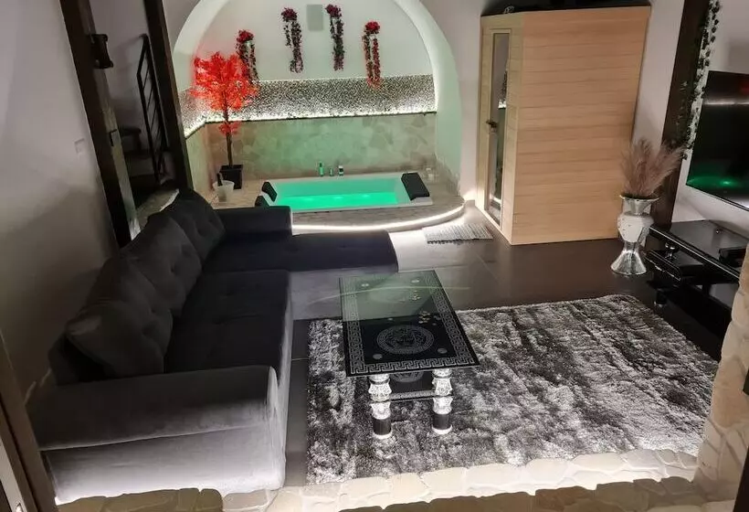 1 Bed Cottage With Indoor Hot Tub And Sauna