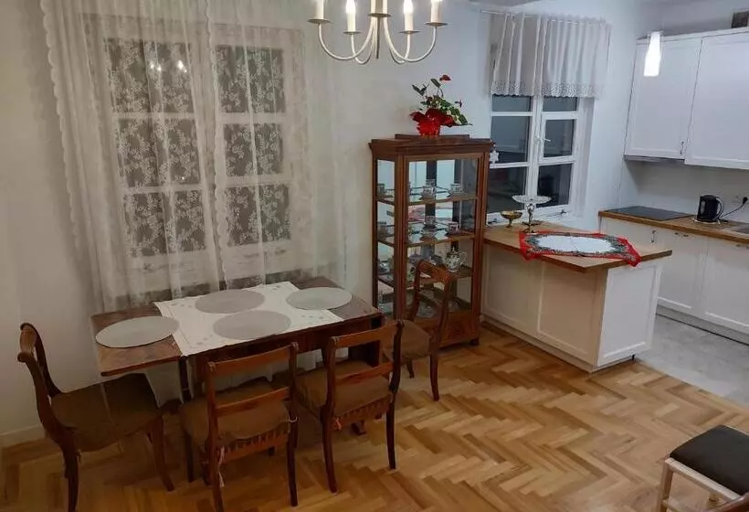 Comfortable Old Town Apartment