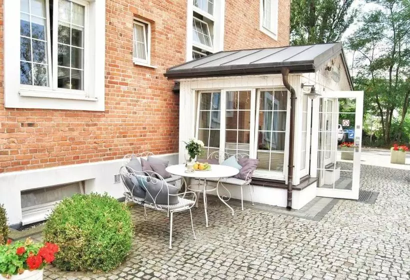 Hotelli American House Hennela