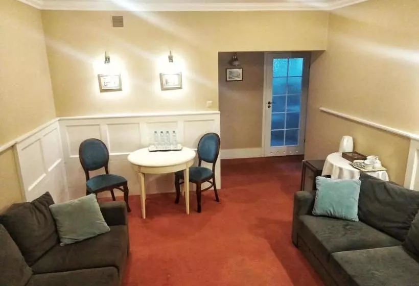 Hotelli American House Hennela