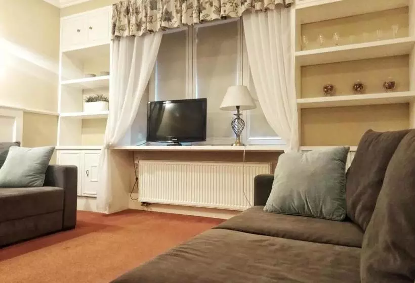 Hotelli American House Hennela