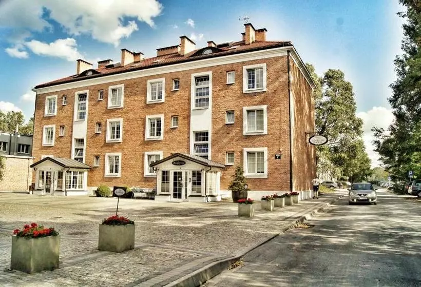 Hotelli American House Hennela