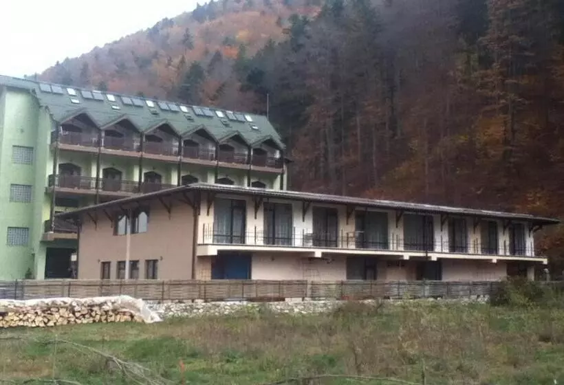 Отель Ezio House