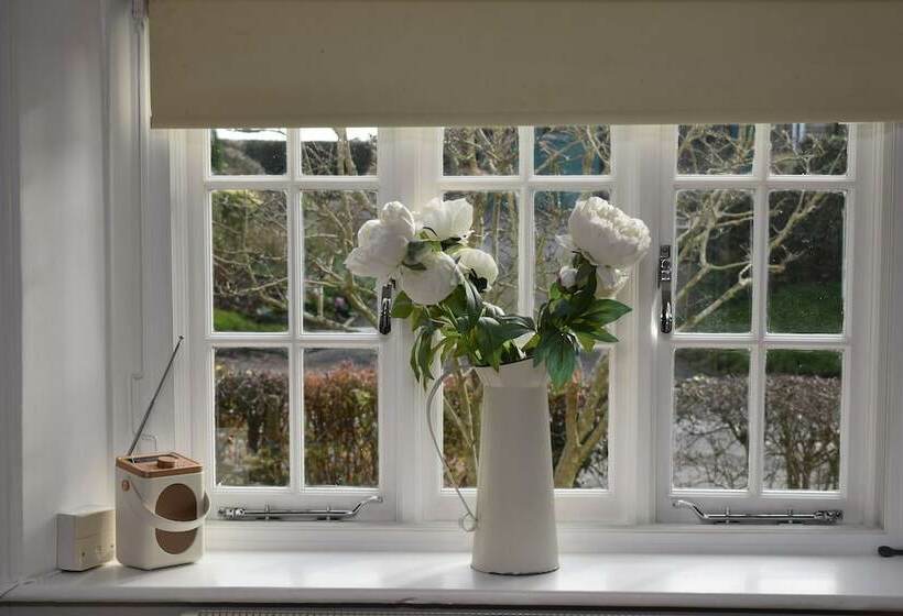 Rose Mullion Cottage