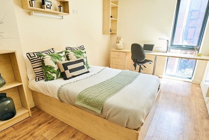 Vibrant Rooms Sheffield Hostel