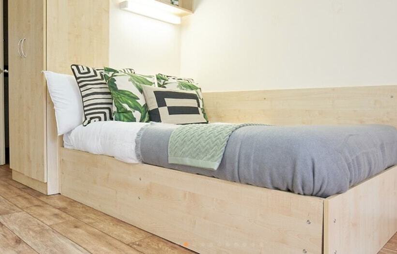 Vibrant Rooms Sheffield Hostel