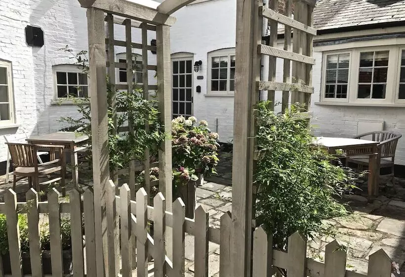 Courtyard Cottages Lymington