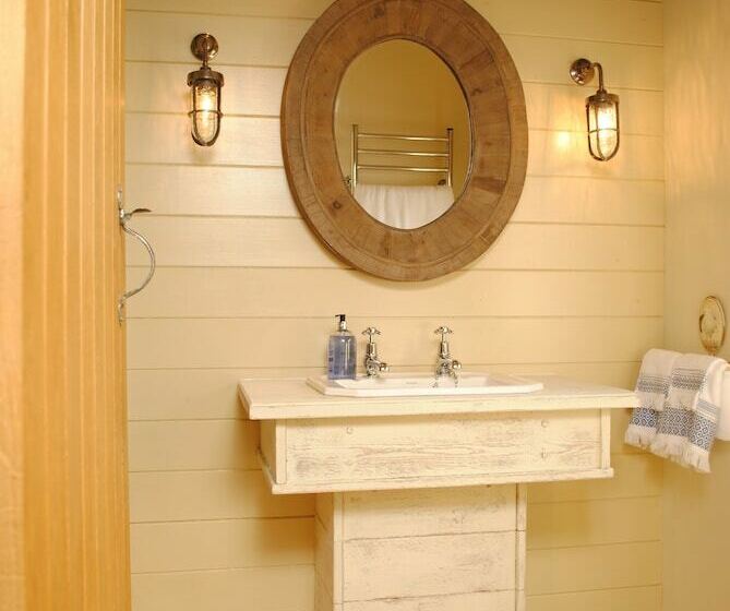 Courtyard Cottages Lymington