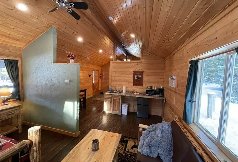 Hotelli Bear Creek Resort   Campsite